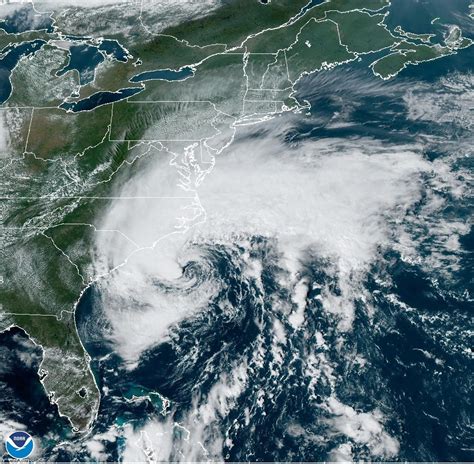 La tormenta tropical Ophelia toca tierra en Carolina del Norte